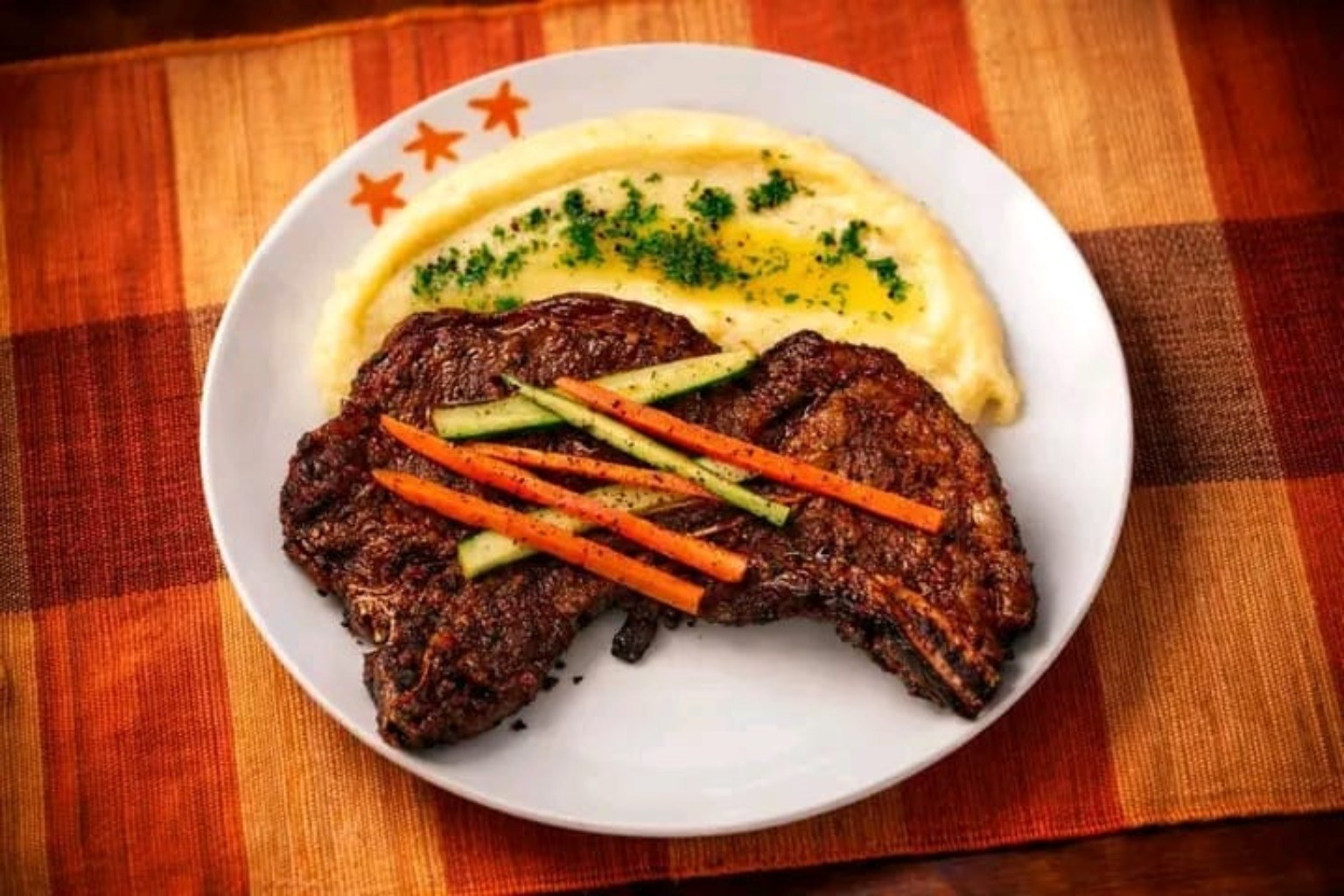 Grilled meat with mash and vegetables.